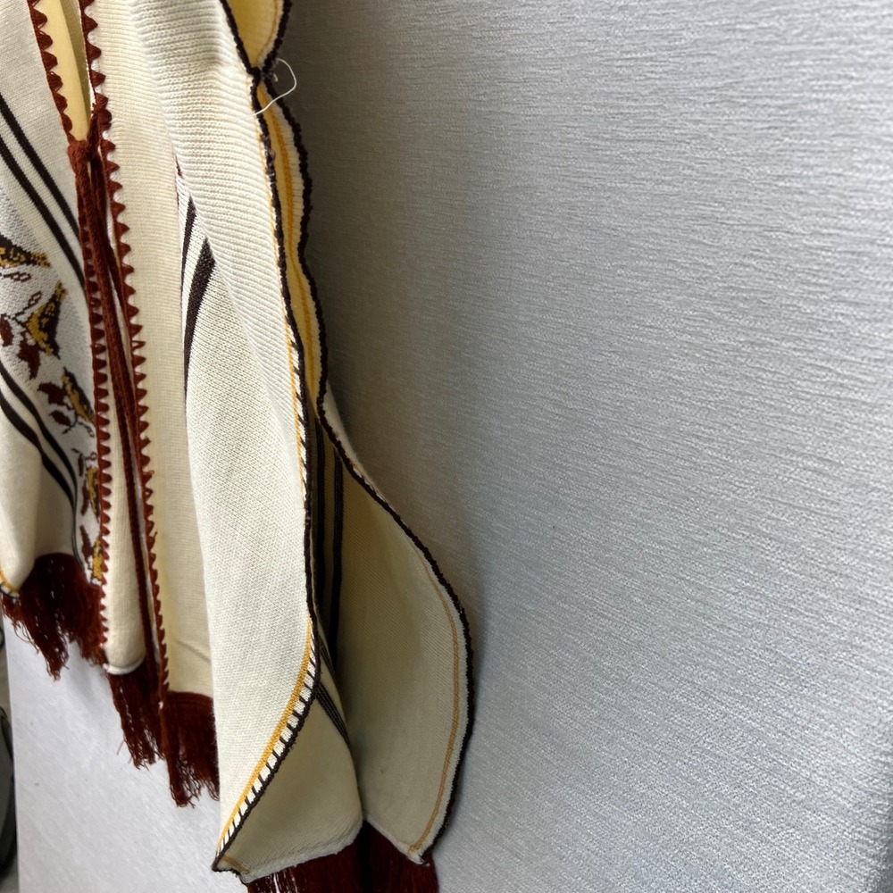 Vintage 70s Sweater Poncho Serape Womens OS Cream Brown Fringe Tie Front Cape - Picture 9 of 10